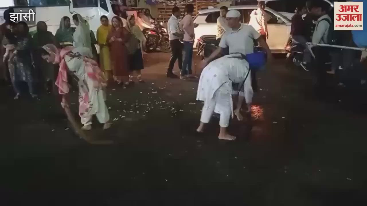 Nagar Kirtan in Jhansi received a grand welcome with flower showers at various places.