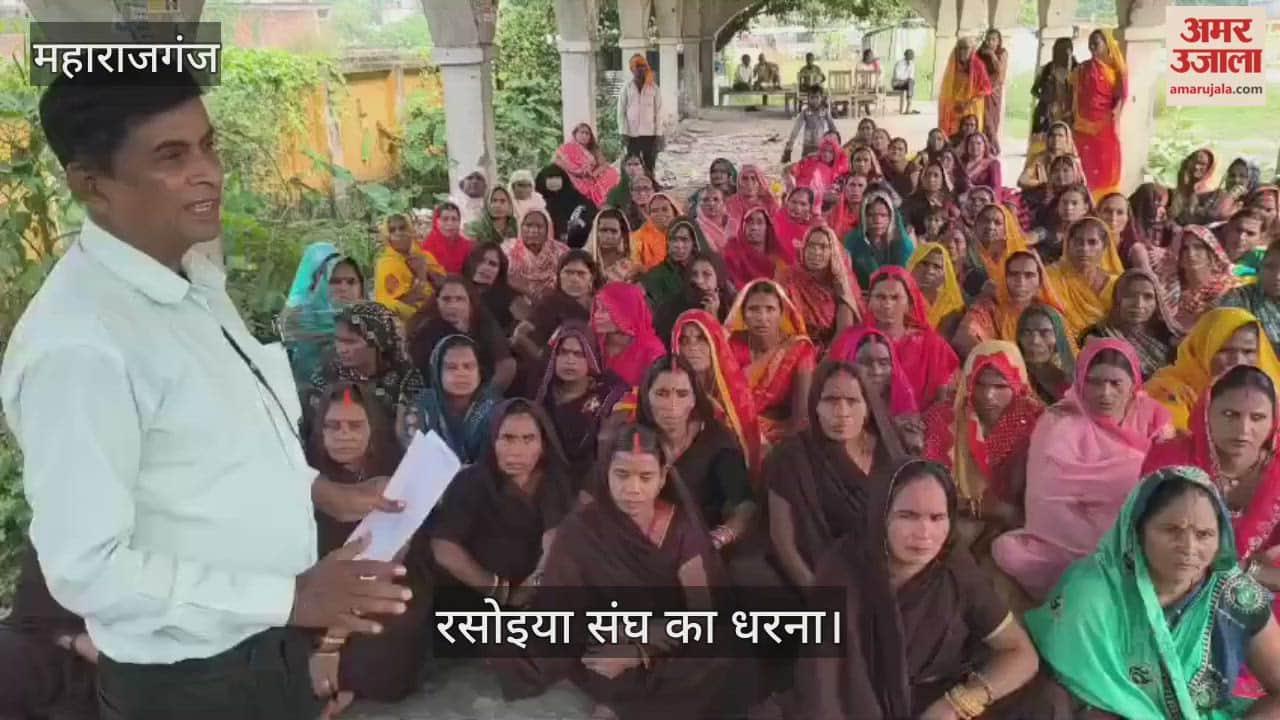 The cooks staged a sit-in at the Collectorate premises.