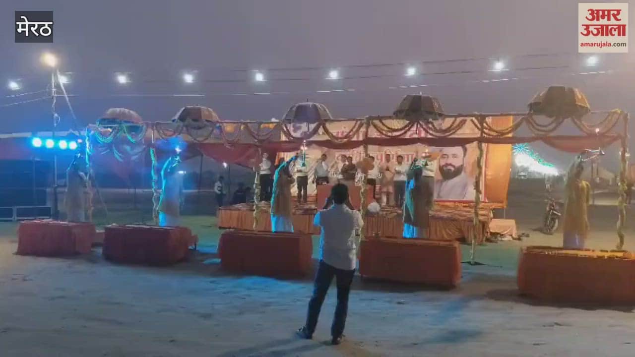 Meerut: Aarti performed at Makhdumpur Ganga Ghat