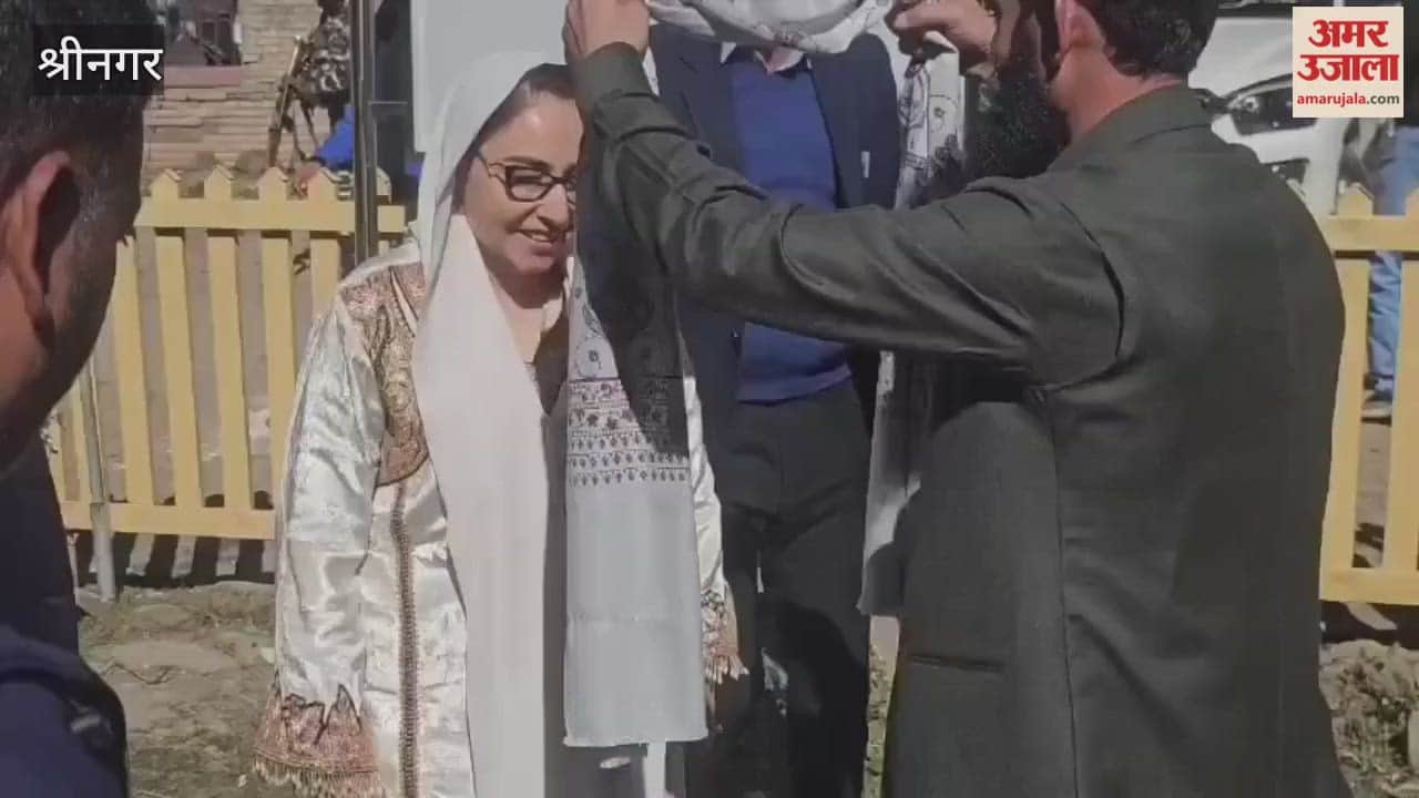 J&K Waqf Board Chairperson Dr. Darakhsha Andrabi visits Sonamarg, interacts with traders and hoteliers.