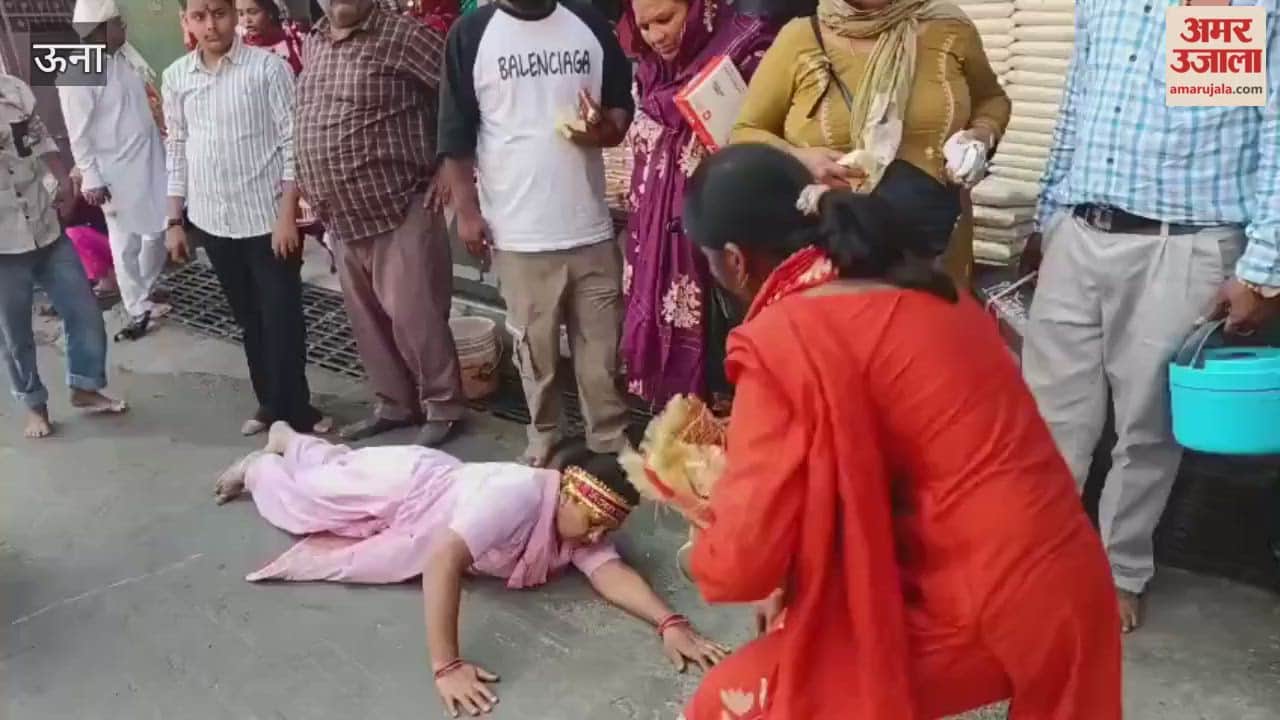 Una A huge crowd of devotees gathered at Chintpurni on Sunday