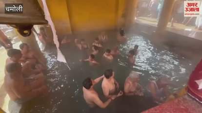 Kartik Purnima Snan Devotees took dip in hot pond of Badrinath Dham, Dev Doli reached for bath in Alaknanda