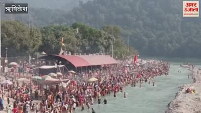 Crowds of devotees gathered at Triveni Ghat for the Kartik Purnima bath.