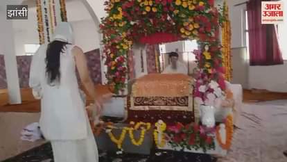 Devotees gathered in large numbers for Sangat Kirtan on the occasion of Guru Nanak Prakash Parv in Jhansi.