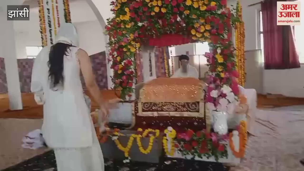 Devotees gathered in large numbers for Sangat Kirtan on the occasion of Guru Nanak Prakash Parv in Jhansi.
