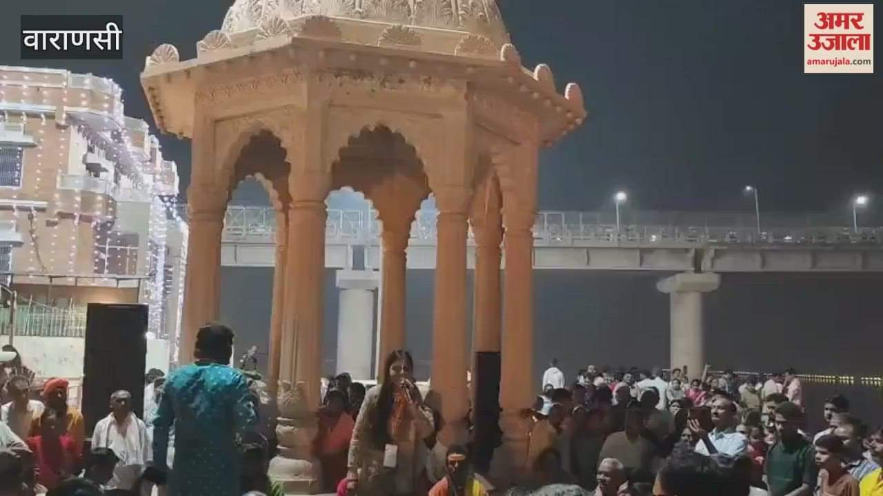 When song Ram Aayenge played at ghat people started dancing