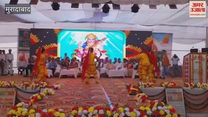 The Ganga Ghats are illuminated with lamps, prayers are offered to God by donating lamps