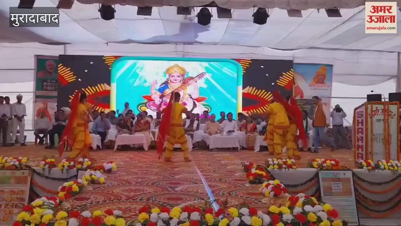 The Ganga Ghats are illuminated with lamps, prayers are offered to God by donating lamps