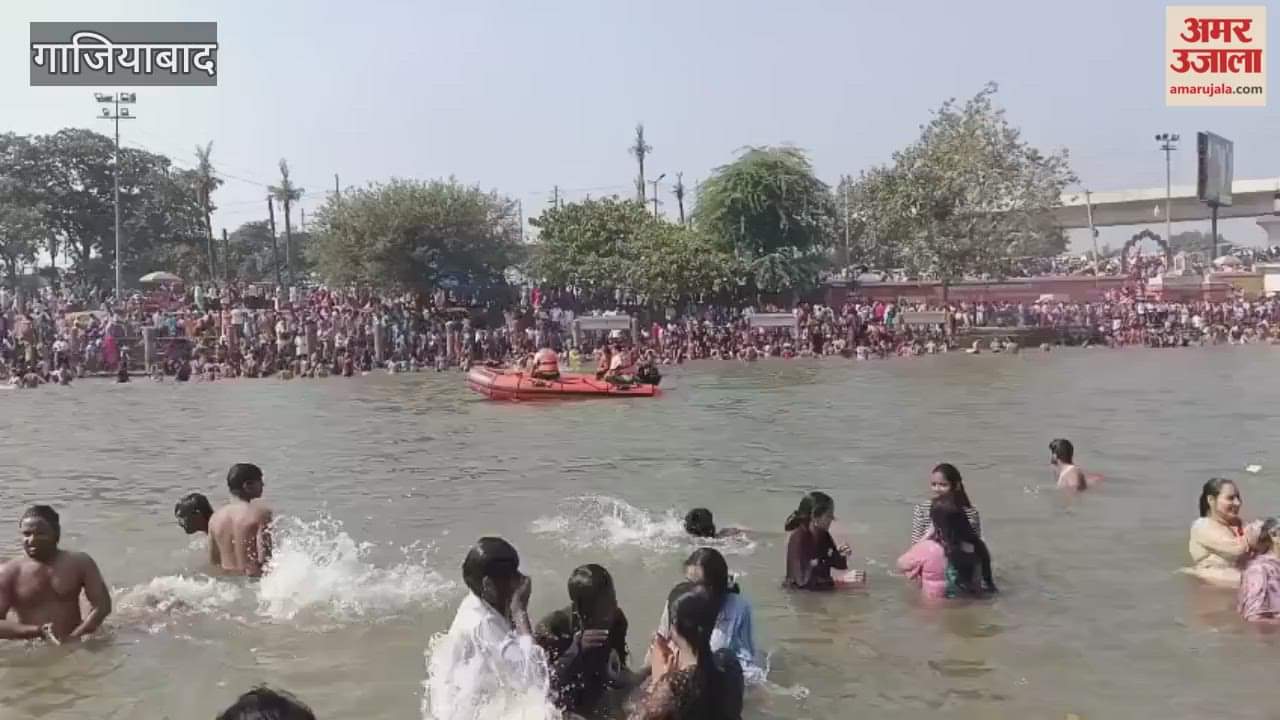 Devotees took a holy dip on Kartik Purnima bath at Muradnagar Ganga Canal Ghat