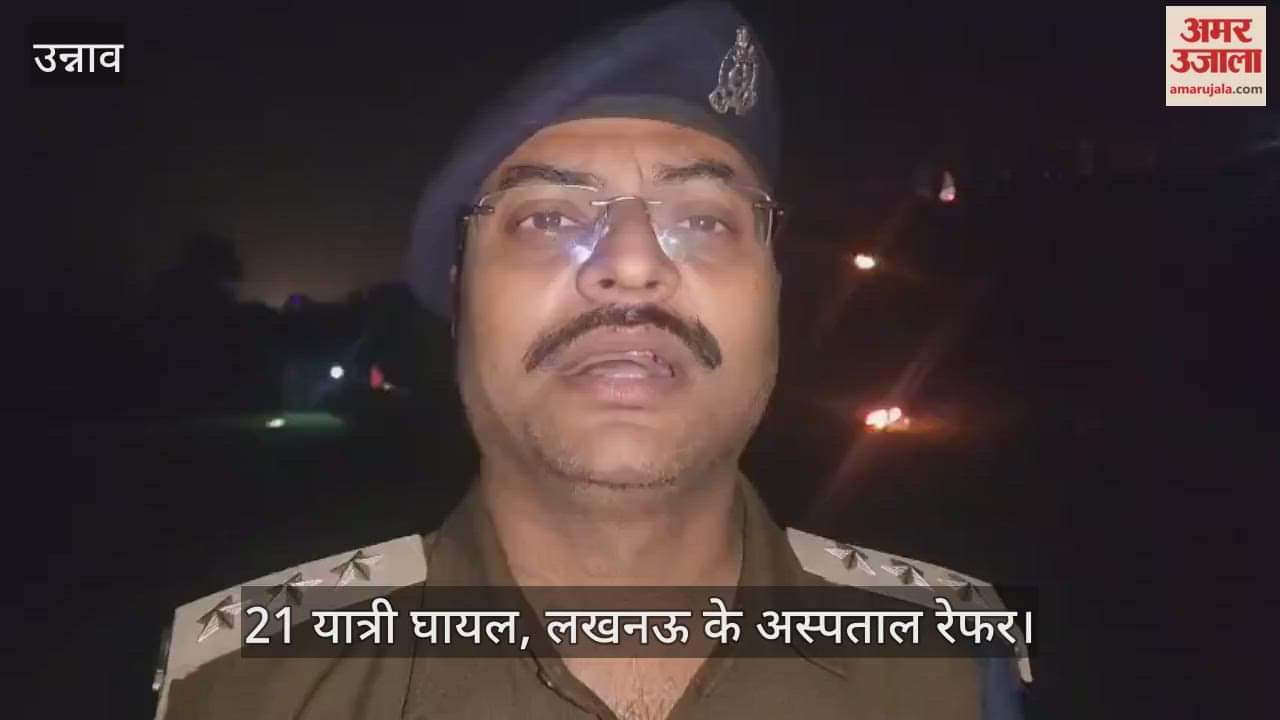 उन्नाव: पिकअप से टकराने के बाद खंती में गिरी डबल डेकर बस