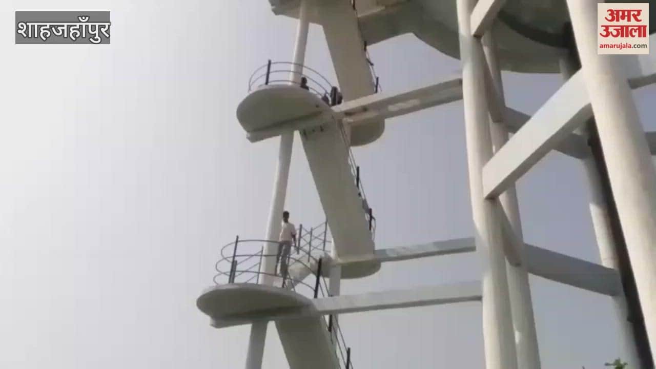 Women climbed on overhead tank in Kalan to protest against occupation of shops in Shahjahanpur