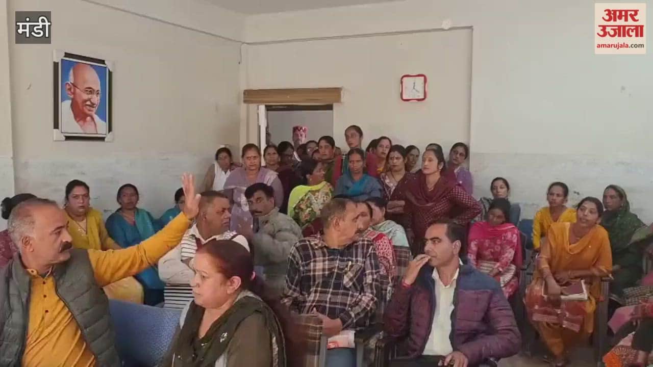 Mandi Villagers gheraoed the BDO office in Laungni Panchayat over MNREGA works