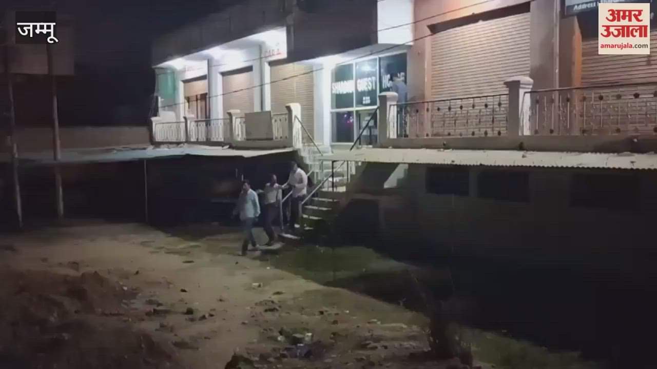 Patwari Sunil Verma of Badheri Patwar Halka was caught red-handed by the Anti Corruption Bureau (ACB) late this evening.