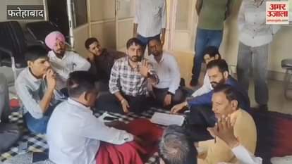 In Fatehabad, the councilor was referred from the hospital to Agroha, and upon returning to the protest site, he started a hunger strike