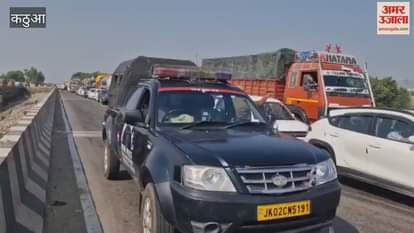 Two trucks collided head-on on Sahar Khad bridge, one injured