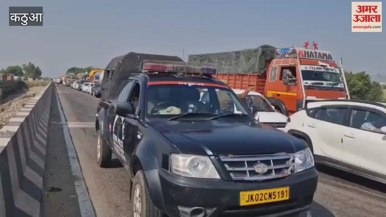 Two trucks collided head-on on Sahar Khad bridge, one injured