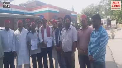 Meerut: SP workers protest at the Collectorate against the removal of the Gandhi statue in Kannauj