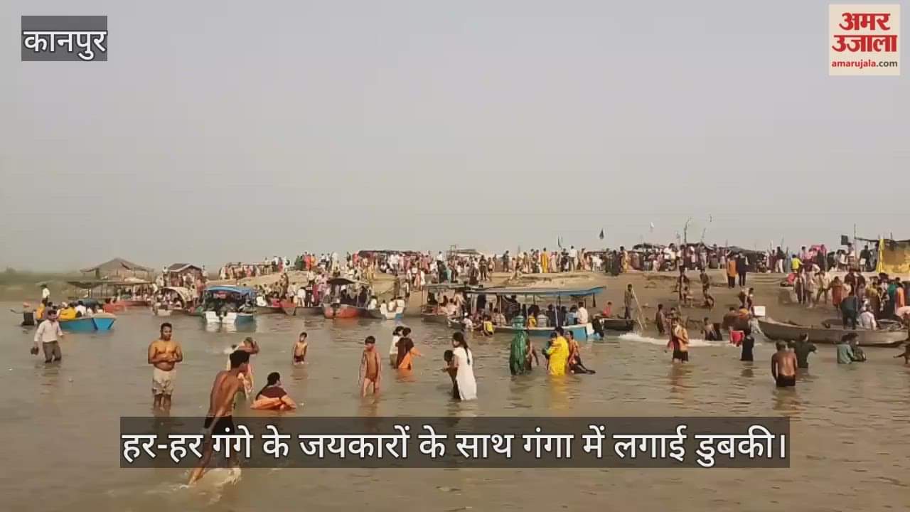 कानपुर में कार्तिक पूर्णिमा पर सरसैया घाट पर उमड़ी आस्था की भीड़