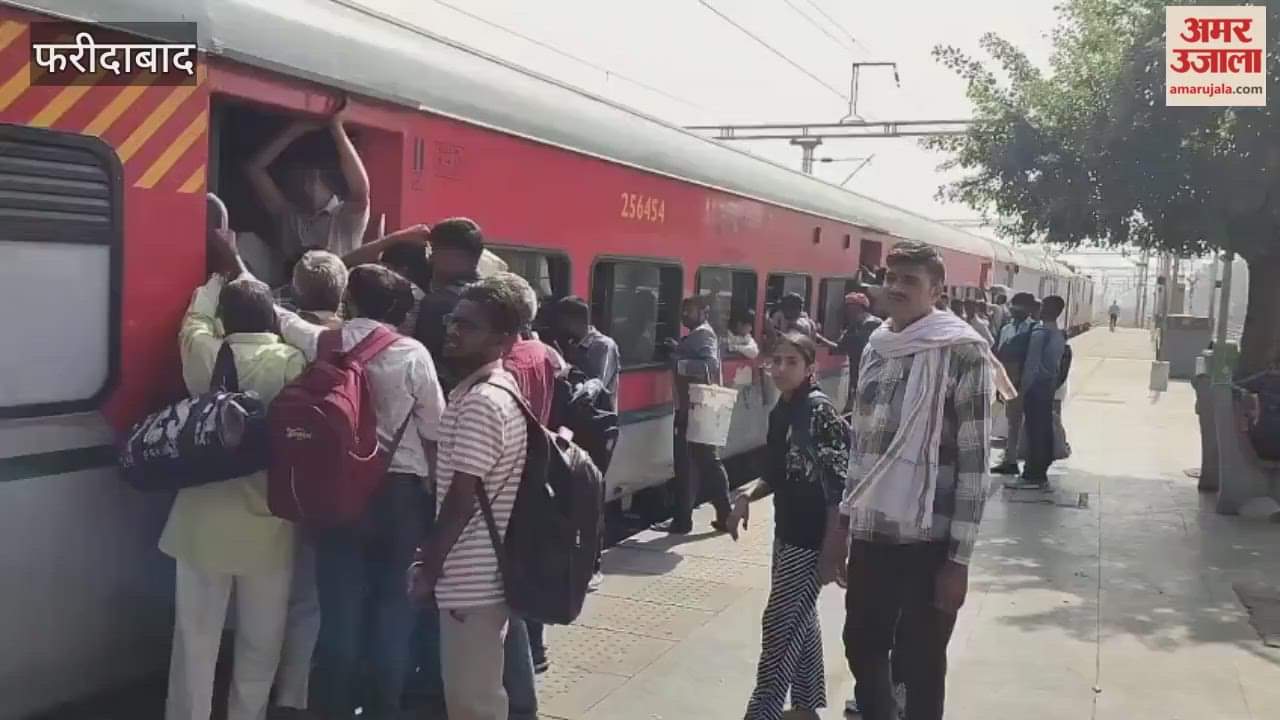 Heavy rush of passengers at Old Faridabad Railway Station due to delay in trains