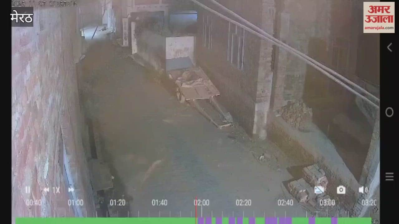 Meerut: Criminals in a car opened fire at the village head's house, the incident was captured on CCTV