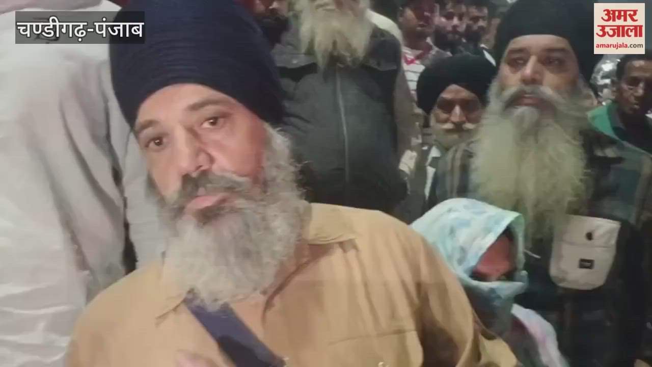 commotion on Phagwara highway Man wearing Nihang bana eating chicken in car arrested