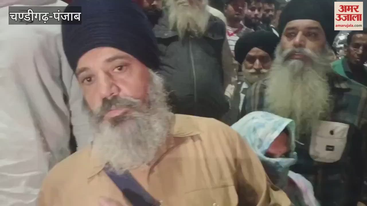 commotion on Phagwara highway Man wearing Nihang bana eating chicken in car arrested