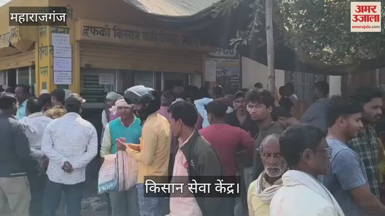 Crowd of farmers waiting for fertilizer