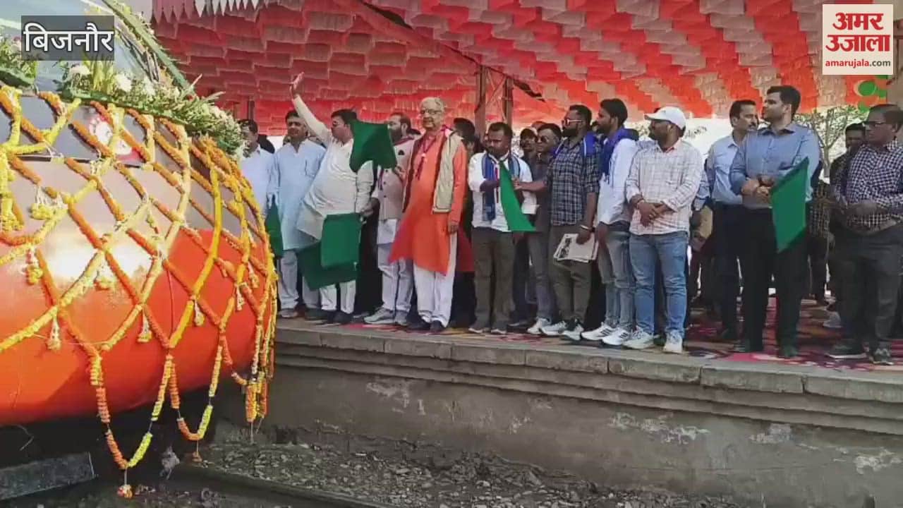 UP: New Vande Bharat train reaches Najibabad, welcomed with flower showers