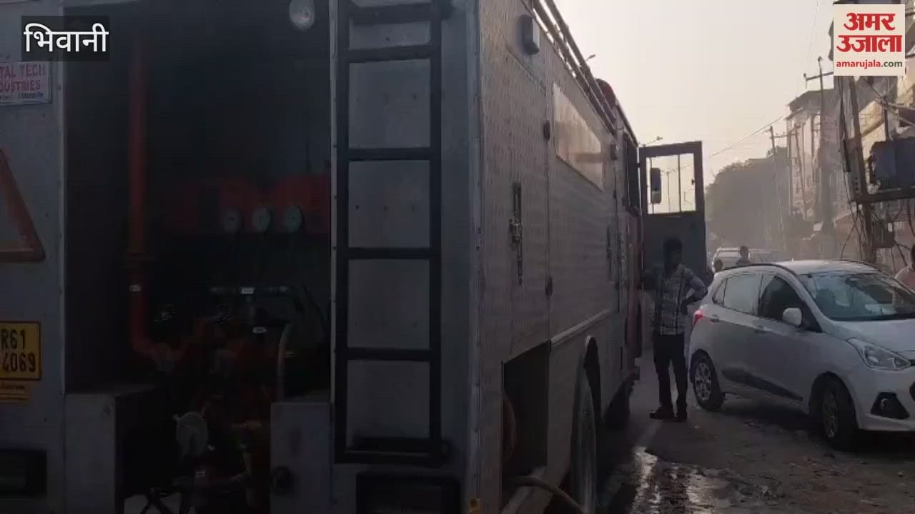 A fire broke out in an empty plot adjacent to Bank of Baroda in Bhiwani, and the fire brigade brought it under control within an hour.