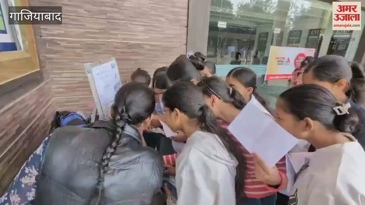 Students arrive at IMS UC campus for Atul Maheshwari Scholarship exam