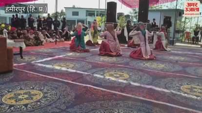 Hamirpur Students presented cultural programs in the annual function
