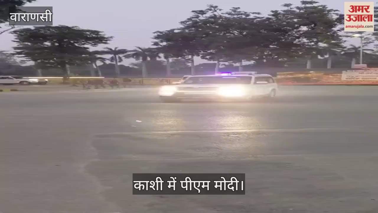 PM Modi waved his hand to greet the people of Kashi