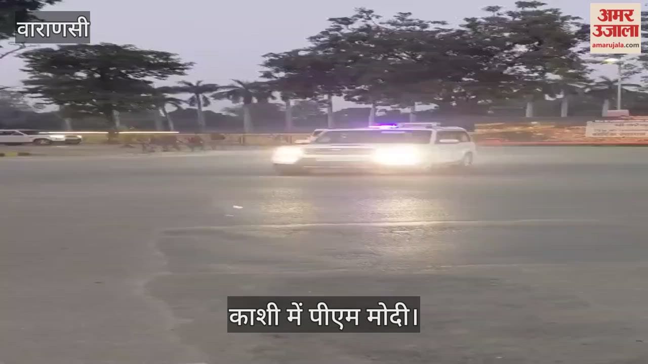 PM Modi waved his hand to greet the people of Kashi