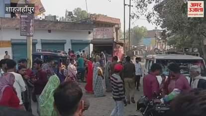 woman's body found hanging, murder alleged family blocks highway in Shahjahanpur