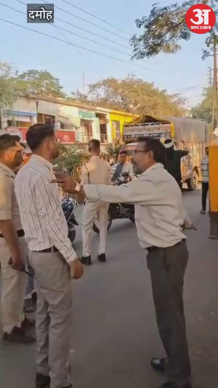 Damoh News: Strict action against encroachment, municipality confiscated shop material