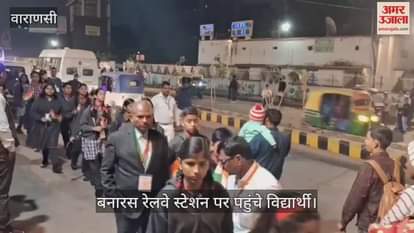School children arrived at Banaras station to welcome the PM Modi