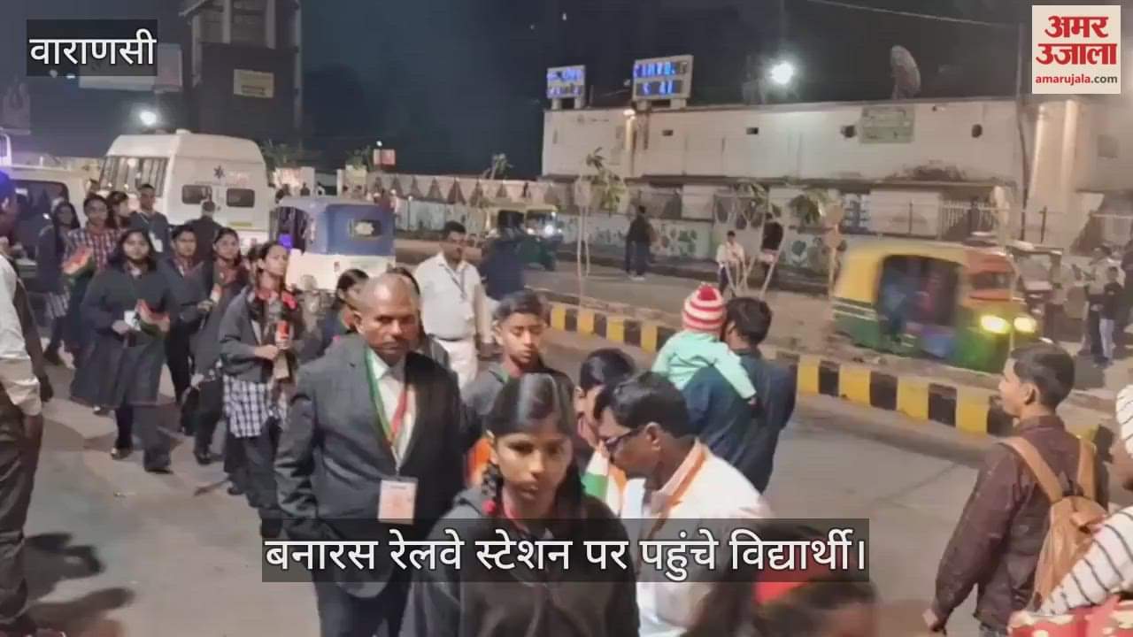 School children arrived at Banaras station to welcome the PM Modi