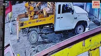 thief was caught on camera stealing spare tyre of lift vehicle