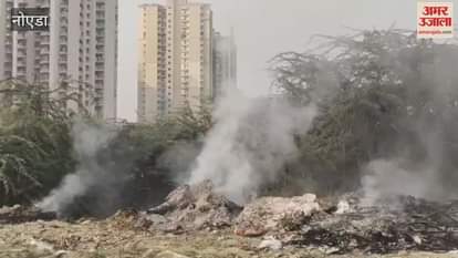 Plastic being burnt in Noida Sector-82