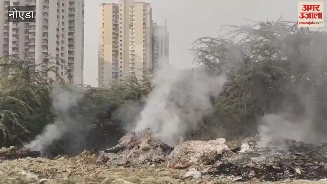 Plastic being burnt in Noida Sector-82