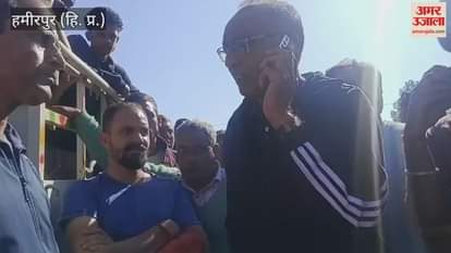 Hamirpur Family members insist on cremating Ranjana Devi's body in the courtyard of the accused's house blockade near Jhaniyari on the Mataur-Shimla NH