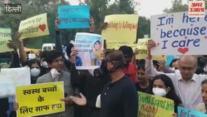 Protest against increasing pollution on Mansingh Road near Duty Path IN Delhi