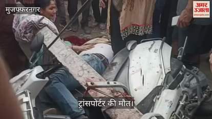A pole fell on a transporter passing by on his scooter, resulting in his death.