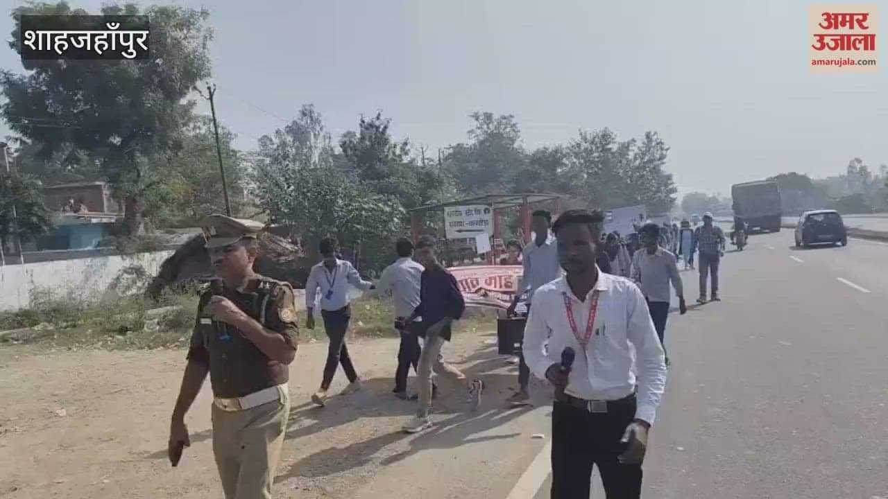 Students took out an awareness rally and made people aware about traffic rules in Shahjahanpur