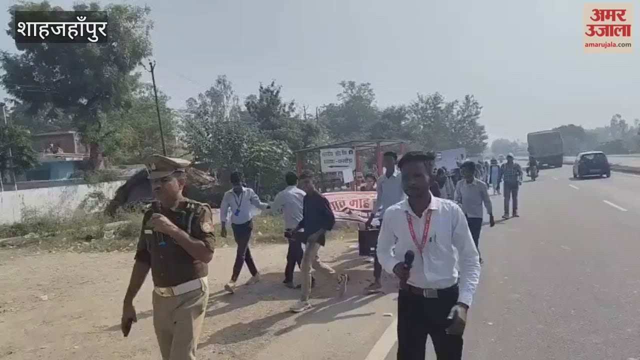 Students took out an awareness rally and made people aware about traffic rules in Shahjahanpur