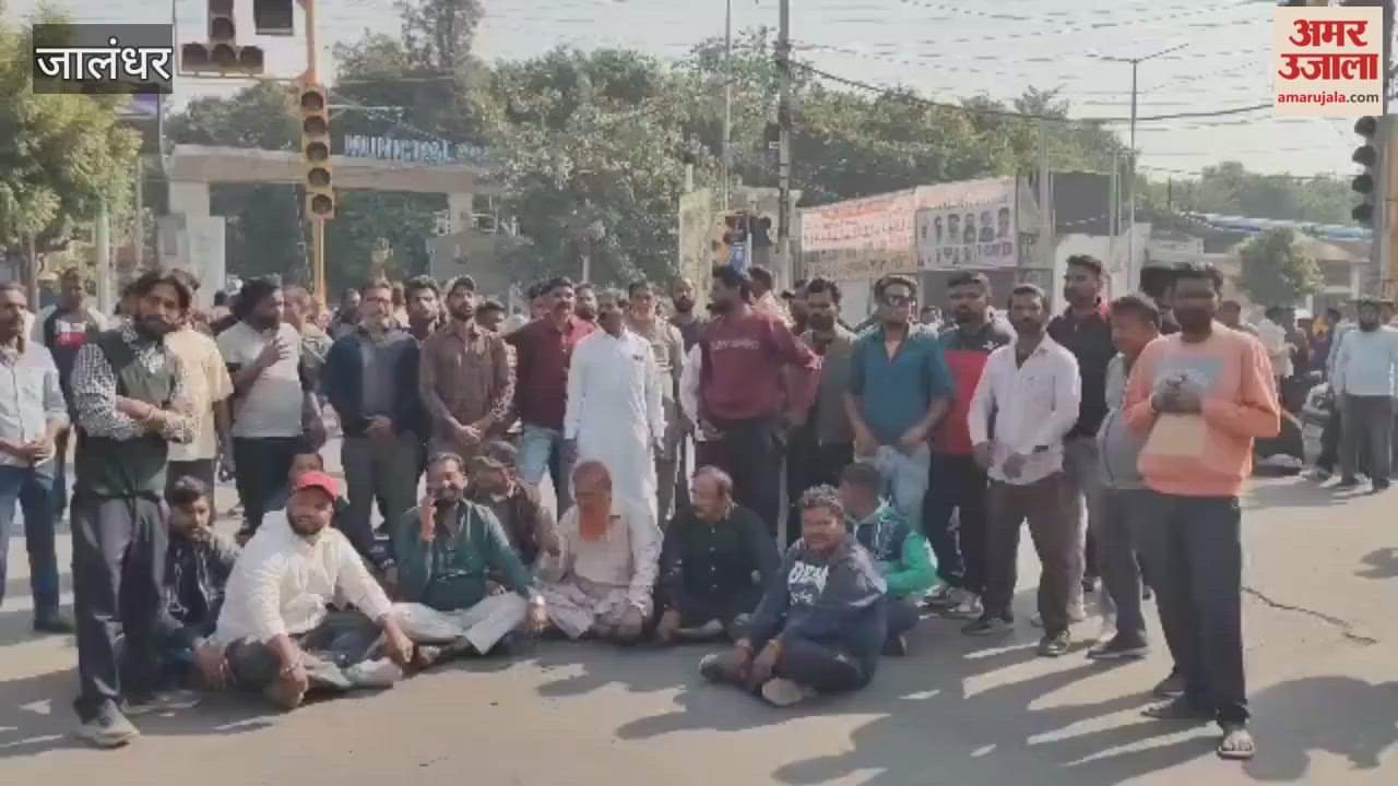 Jalandhar Municipal Corporation employees staged a sit-in at Shri Ram Chowk over non-payment of salaries, causing traffic jam.