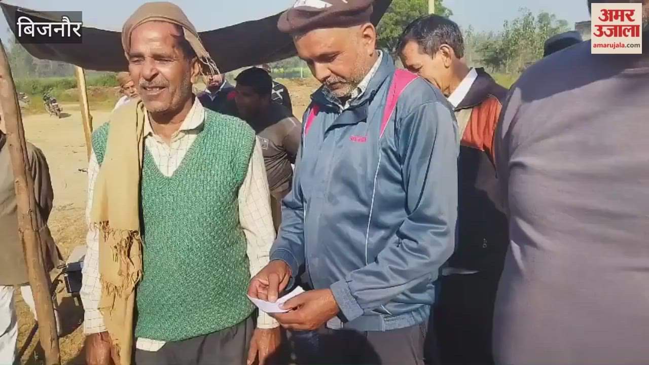 Bijnor: Angry farmers created ruckus over sugarcane variety 5009 being considered as normal variety.