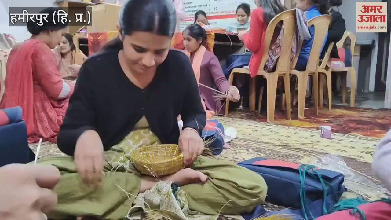 Hamirpur Women in Salooni are learning the skill of making new things from pine leaves