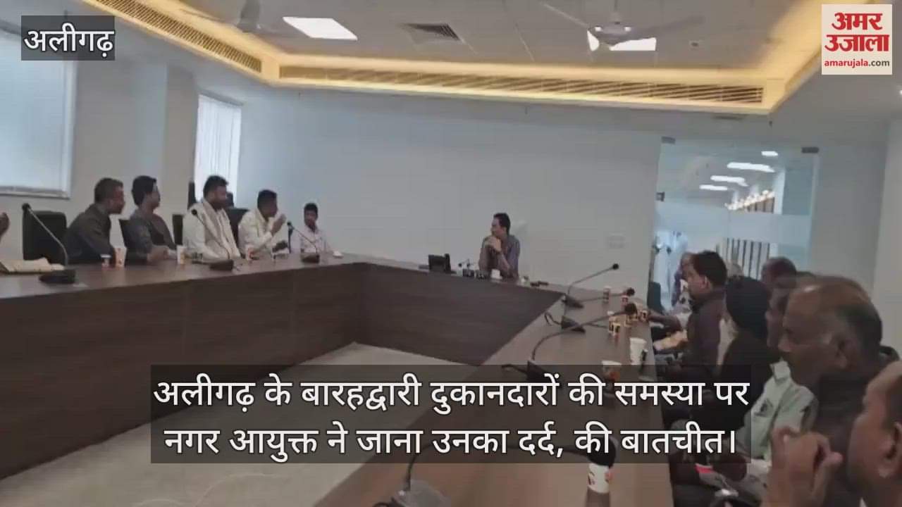 अलीगढ़ के बारहद्वारी दुकानदारों की समस्या पर नगर आयुक्त ने जाना उनका दर्द, की बातचीत