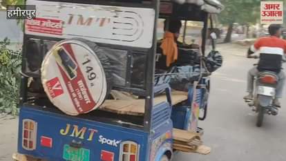 Hamirpur: Family carries young man's body in e-rickshaw